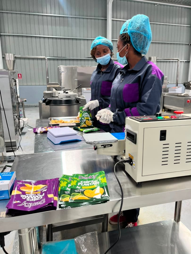 Ingénieur ajustant une machine de production DENKY — innovation et automatisation